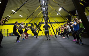 Na zdjęciu przedstawione są osoby wykonujące ćwiczenia w sali